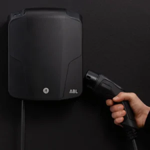 Unboxing layout of ABL Wallbox eMH1 package with mounting bracket and manual