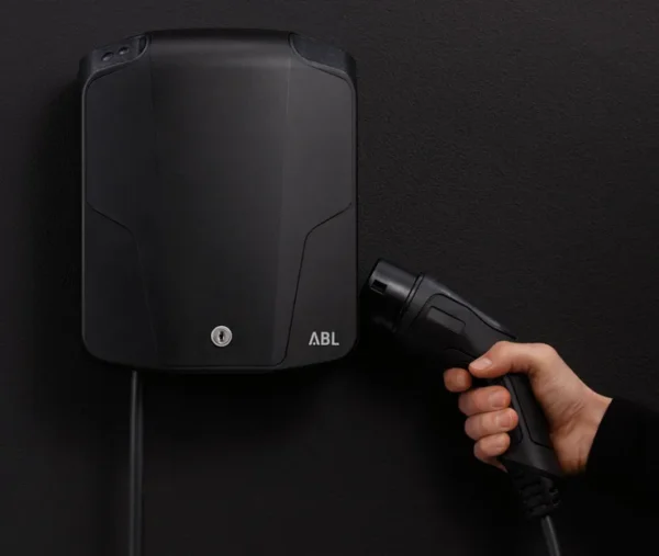 Unboxing layout of ABL Wallbox eMH1 package with mounting bracket and manual